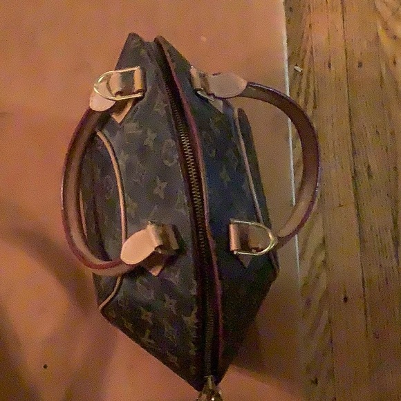 Louis Vuitton bag lightly used and In new condition. - Picture 2 of 3